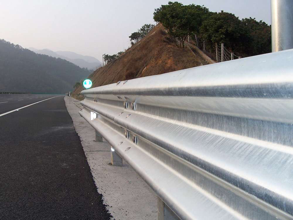 Metal Highway Thrie Beam Guardrail Hot Dipped Galvanized Plastic Sprayed